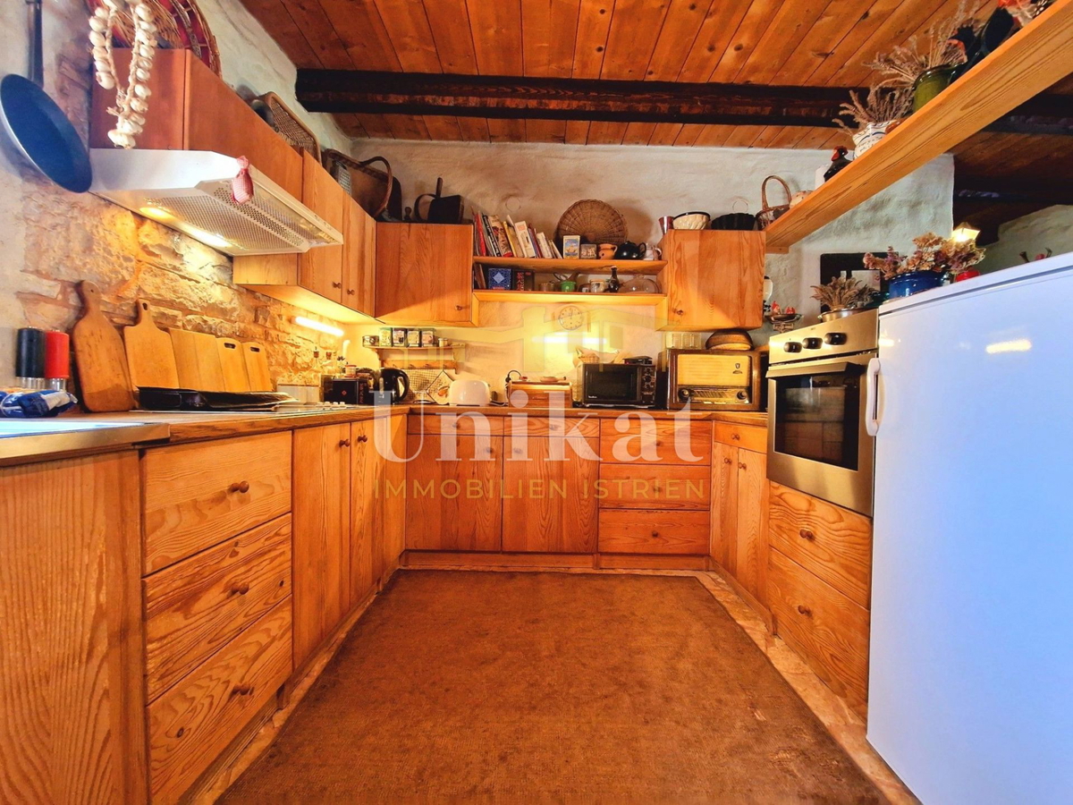 Autentica proprietà con casa in pietra e ampio terreno